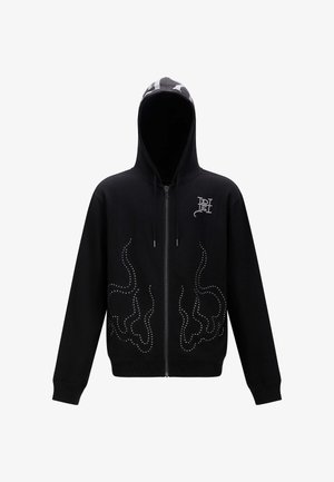 Zwarte zip-up hoodie met een camo-gepatroone kap, voorzien van zilveren studs in een vloeiend ontwerp aan de voorkant en geribde manchetten.
