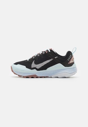 Chaussure de course Nike noire et bleu clair avec le swoosh blanc, semelle à motifs et accents rose-brun, vue du côté extérieur.