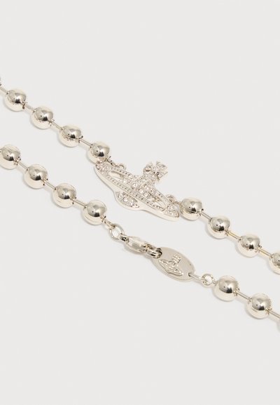 Κολιέ από ασημί χάντρες με διακοσμητικό μενταγιόν σε σχήμα πλανήτη, στολισμένο με μικρούς κρυστάλλους και κούμπωμα που ταιριάζει, σε λευκό φόντο.