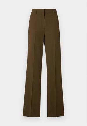 Pantalons larges marron foncé au design ajusté, avec une taille plate, des plis et une texture lisse.