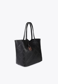 Schwarze gesteppte Tragetasche mit zwei Griffen und einem dekorativen Verschluss. Die Tasche ist stilvoll gestaltet und verfügt über eine strukturierte Oberfläche sowie ein elegantes Design.
