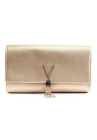 Gouden clutch met textuur en klep-sluiting, voorzien van een opvallend 'V' logo en een franjes-detail dat is bevestigd aan een metalen haak.