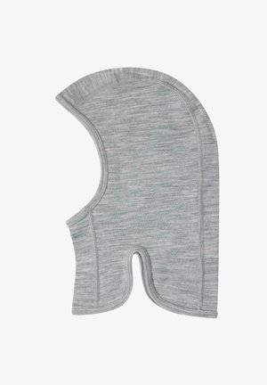 Grå stickad balaklava med rundad topp, böjda kanter och öppningar för ansikte och nacke. Mjukt, texturerat tyg med subtila mönster.