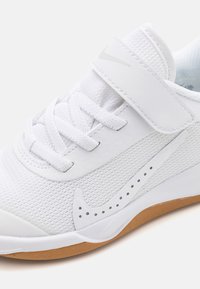 Nike Performance OMNI MULTI-COURT - Trainers - white/pure platinum/light smoke grey