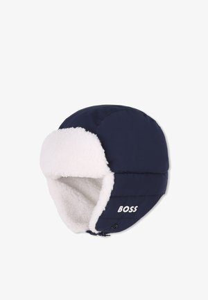 Chapeau trappeur d'hiver bleu marine avec doublure en polaire blanche et rabats d'oreille, avec le mot "BOSS" sur le côté.