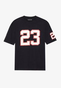 Svart kortärmad t-shirt med feta vita och röda siffror "23" på framsidan och ärmen. Mjuk bomullsmaterial med en klassisk rund halsringning.