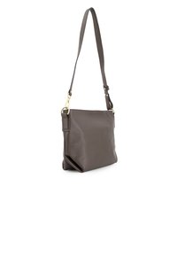Bruine leren crossbody tas met een gestructureerde afwerking, voorzien van een gouden sluiting en een verstelbare schouderband, rechthoekige vorm, minimalistisch ontwerp.