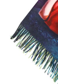 Angolo di tessuto con frange con fili blu scuro, verdi e turchese, caratterizzato da un motivo astratto parziale in tonalità rosse e viola.