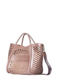 Sac fourre-tout en plastique rose avec un design en treillis, deux poignées et une bandoulière réglable avec texte de logo. Surface texturée avec des découpes.