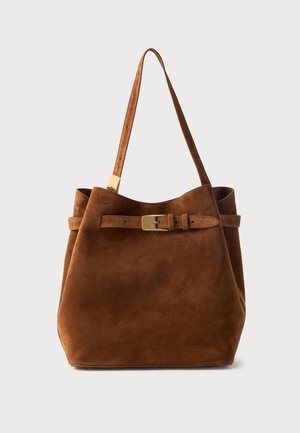 Brązowa zamszowa torba typu tote z pojedynczym paskiem na ramię oraz poziomym paskiem z złotą klamrą z przodu.
