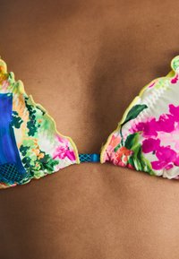 Cvjetni bikini gornji dio u živopisnim bojama poput ružičaste, zelene i plave; valoviti rubovi; podesive naramenice; mekani materijal.