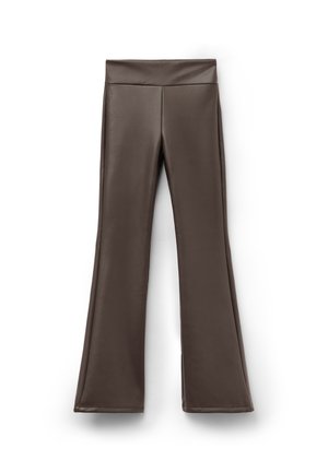 Dunkelbraune, hoch taillierte Hose aus Kunstleder mit leicht ausgestelltem Bein, flach auf einem weißen Hintergrund liegend.