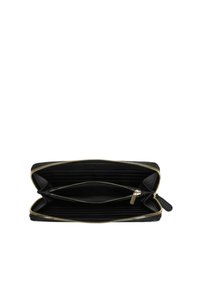 Portafoglio in pelle nera con cerniera dorata, dotato di più fessure per carte, due scomparti e una texture interna liscia.