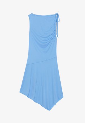 Gaiši zila bezpiedurkņu kleita, izgatavota no mīksta auduma, ar sakārtotu detaļu vienā pusē, asimetrisku apakšmalu un auklas akcentu uz pleca.