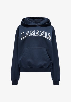 Tumesinine huudi, millel on valgete tähtedega kirjas "LAMANIA". Omab esiselt taskut, soonikkoode ja varrukaid, valmistatud pehmest kangast.