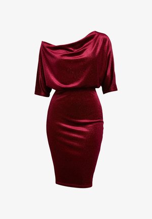Bordowa welurowa sukienka do kolan z drapowanym dekoltem odsłaniającym ramiona i rękawami do połowy przedramienia, dopasowana w talii i w biodrach.