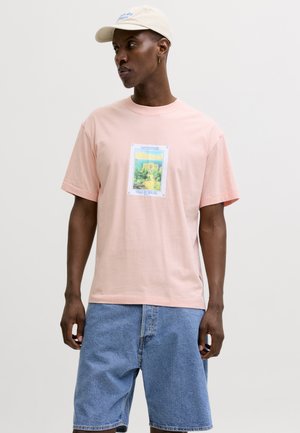 Jack & Jones, JORCASSIS GRAPHIC TEE CREW NECK - Nyomott mintás póló - peach melba