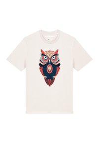 Baumwoll-T-Shirt in hellem Beige mit einem detaillierten Eulengrafik in Marineblau, Rot und Creme, versehen mit komplexen Mustern und Texturen.