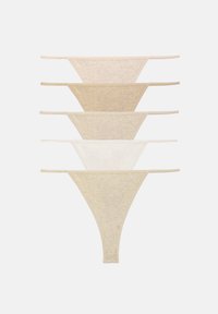 Cinq paires de strings pour femmes dans différentes nuances de beige et crème, empilées verticalement sur un fond blanc.