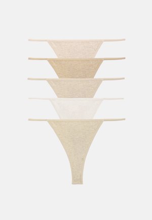 Päť párov dámskych tang v rôznych odtieňoch béžovej a krémovej farby, zvisle naskladané na bielom pozadí.