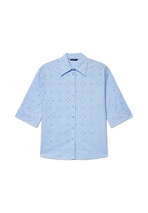 Hellblaues Kurzarmhemd mit Knöpfen, floraler Lochstickerei und spitzem Kragen, ordentlich flach auf einem weißen Hintergrund ausgelegt.