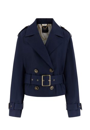 Granatowy, krótki płaszcz typu trencz z szerokim kołnierzem, złotymi guzikami, pasem z złotą klamrą oraz paskami przy mankietach, wykończony podszewką z wzorem łańcuszka.