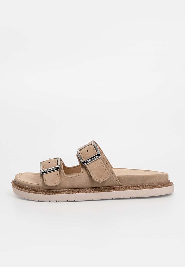 Beige Riemensandalen mit zwei verstellbaren Riemen, silberner Hardware und einem strukturierten Fußbett. Weiches Material und gepolsterte Sohle für zusätzlichen Komfort.