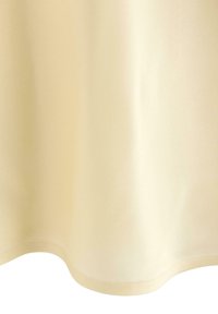 Tessuto color crema con una consistenza liscia, leggermente drappeggiato con un bordo ondulato. Presenta una superficie uniforme e una leggera lucentezza.