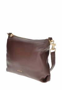 Borsa a tracolla in pelle marrone con finitura testurizzata, zip dorata e tracolla regolabile. Presenta un logo impresso sulla parte anteriore.