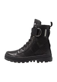 Stivaletto in pelle nera con pannelli elasticizzati, punta rotonda, dettagli in metallo e suola texturizzata con tacche profonde per una buona aderenza.