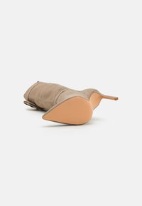 Even&Odd Topánky na vysokom opätku - khaki
