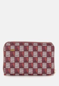 Burgundi rahakott, millel on geometric pattern valgete ja punaste ruuduliste aktsentidega, lukuga sulgemine ja vastupidav kangas.
