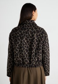 ONLY ONLEMILIA LEO JACKET - Kevyt takki - chocolate torte