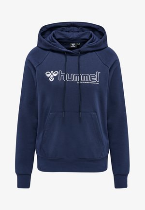 Granatowa bluza z kapturem wykonana z miękkiego materiału, z przednią kieszenią, kapturem na sznurku oraz dużym białym logo na piersi.