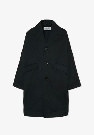 Czarny płaszcz z bawełny z klapowym kołnierzem, trzema guzikami z przodu, dwoma kieszeniami na piersiach i krótkimi rękawami. Gładka faktura, minimalistyczny design.