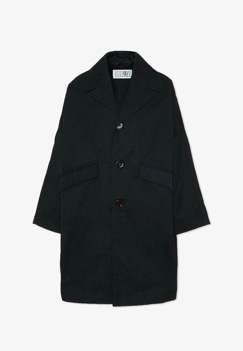 Czarny płaszcz z bawełny z klapowym kołnierzem, trzema guzikami z przodu, dwoma kieszeniami na piersiach i krótkimi rękawami. Gładka faktura, minimalistyczny design.