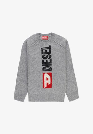 Maglione grigio a maglia con una grafica logo verticale multicolore con accenti rossi, bianchi e neri. Collo rotondo e polsini a coste.