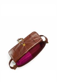 Borsa a mano in pelle marrone con superficie strutturata, dettagli in oro e fodera interna viola. Caratterizzata da un'apertura superiore con chiusura a scatto.