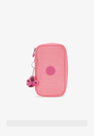 Roze stoffen etui met een ritsluiting, een rond logo-opdruk en een decoratieve hanger in de vorm van een harige aap.