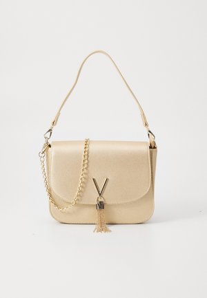 Sac à main en texture dorée avec une fermeture à rabat, présentant un détail en forme de V en métal et une touche de frange, accompagné d'une bandoulière en chaîne et en cuir.