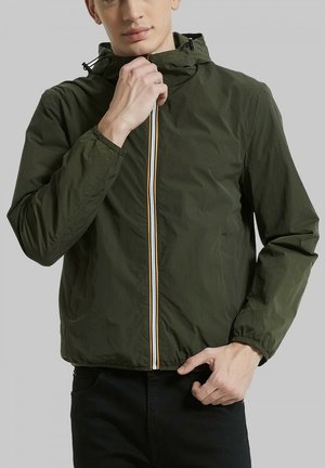 Veste légère vert olive avec capuche, dotée d'une fermeture éclair avant avec des rayures multicolores et de poignets élastiques pour un ajustement sécurisé.