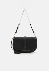 Musta nahkainen olkalaukku valkoisilla saumoilla, läppäkiinnityksellä ja irrotettavalla olkahihnalla, jossa on kullanvärisiä koristeosia.