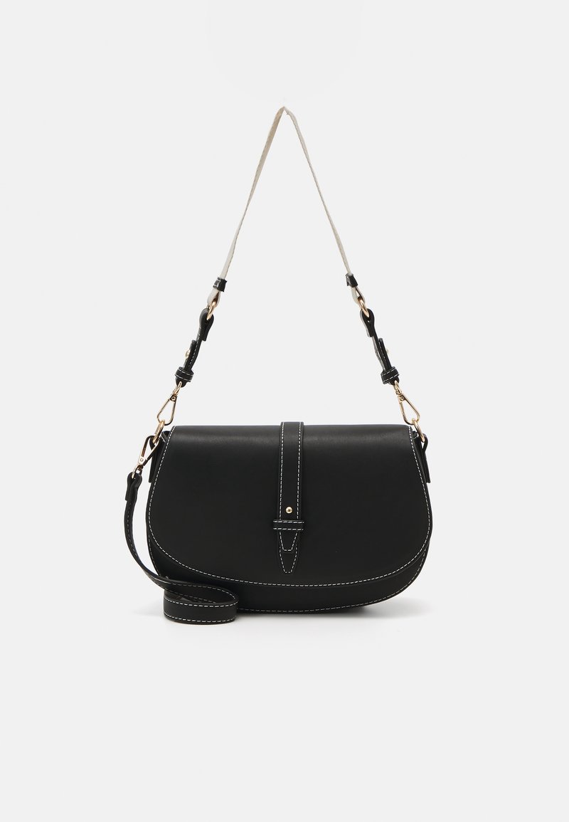 Musta nahkainen olkalaukku valkoisilla saumoilla, läppäkiinnityksellä ja irrotettavalla olkahihnalla, jossa on kullanvärisiä koristeosia.