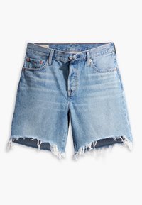 Shorts de mezclilla azul claro con dobladillo deshilachado, que presentan un cierre de botón, cinco bolsillos y detalles de herrajes en color cobre.