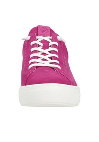 Rosa Wildlederschuh mit weißer Gummisohle, ausgestattet mit weißen Schnürsenkeln und einer strukturierten Zehenkappe, abgerundete Form mit minimalistischem Design.