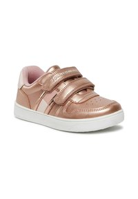 Sneaker metallic rosa oro con due cinturini velcro, suola bianca e punta rotonda. Caratterizzato da dettagli perforati e un collo imbottito morbido.