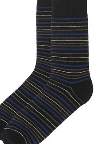 Un par de calcetines negros con finas rayas horizontales en azul, gris y blanco, mostrando la parte del pie y la parte baja de la pantorrilla.