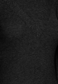 Schwarzer gerippter Pullover mit V-Ausschnitt; die Textur ist glatt mit vertikalen Linien und zeigt eine eng anliegende Silhouette.