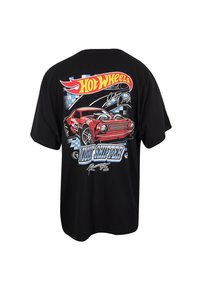 Černé bavlněné tričko s živou grafikou červeného auta, logem "Hot Wheels" a závodními pruhy v modré barvě, s texturovaným povrchem.