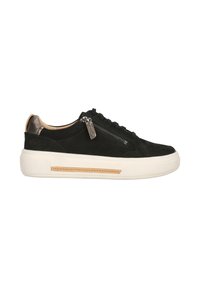 Schwarze Wildleder-Sneaker mit weißer Gummisohle, metallischem Reißverschlussdetail und tanfarbener Akzentlinie. Mit schwarzen Schnürsenkeln und strukturiertem Rückenteil.
